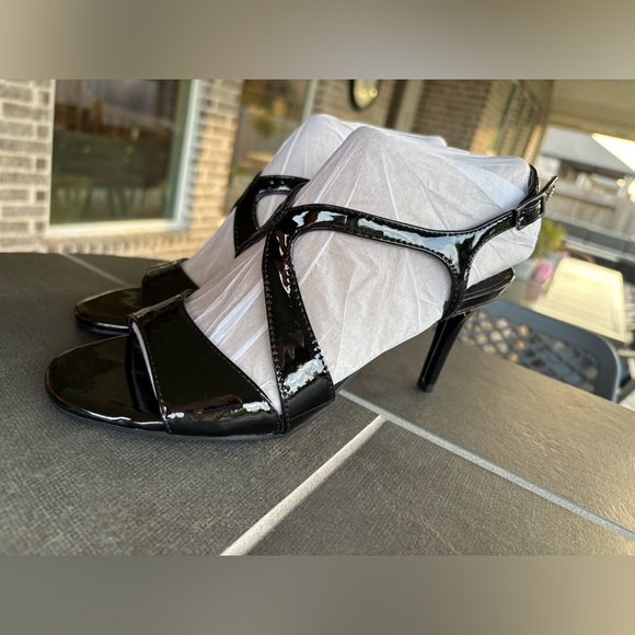 Bandolino Like New Black Patent Leather Heels 6.5 - Picture 10 of 10